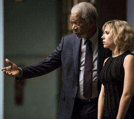 Morgan Freeman (Pr. Norman) et Lucy (Scarlett Johansson)