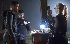 the Flash rencontre la Team Arrow - Stephen Amell (Arrow), Grant Gustin (the Flash), David Ramsey (Diggle) et Emily Bett Rickards (Felicity)